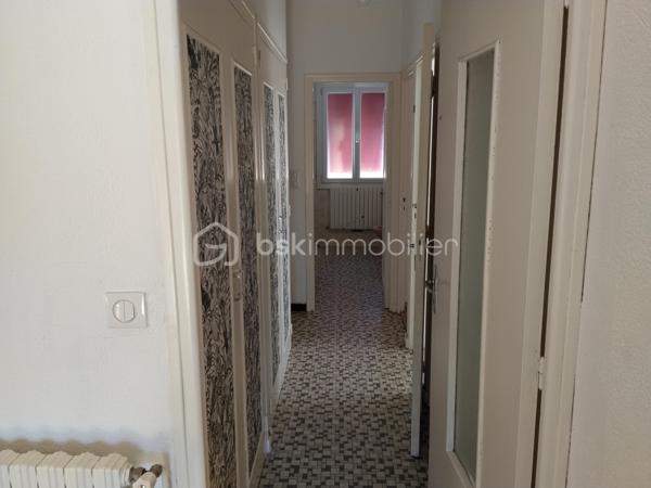 En plein centre de Marciac, située dans une impasse, maison contemporaine composée d'une belle pièce de vie et véranda exposées plein sud, grande cuisine indépendante, 2 chambres, une salle de douche avec douche à l'italienne, WC indépendant. 
A l'étage, grand grenier emménagé. 
Au sous-sol, une partie emménagé en appoint (chambre et wc), garage avec porte sectionnelle électrique.
Très bon état général, double vitrage, électricité très récente, pompe à chaleur air/eau.
Extérieur très agréable composée de deux entrées distinctes.
A proximité des commodités du centre, avec le calme en plus....