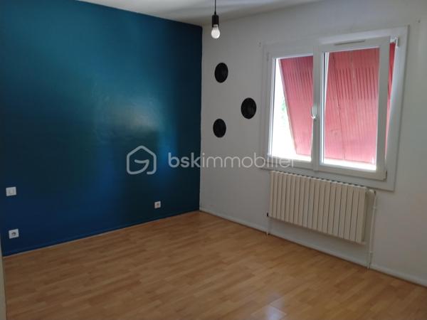 En plein centre de Marciac, située dans une impasse, maison contemporaine composée d'une belle pièce de vie et véranda exposées plein sud, grande cuisine indépendante, 2 chambres, une salle de douche avec douche à l'italienne, WC indépendant. 
A l'étage, grand grenier emménagé. 
Au sous-sol, une partie emménagé en appoint (chambre et wc), garage avec porte sectionnelle électrique.
Très bon état général, double vitrage, électricité très récente, pompe à chaleur air/eau.
Extérieur très agréable composée de deux entrées distinctes.
A proximité des commodités du centre, avec le calme en plus....