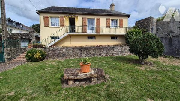 GORRON Centre : pavillon comprenant:
-Entrée surélevée, salon/séjour avec cheminée, cuisine am...