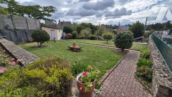 GORRON Centre : pavillon comprenant:
-Entrée surélevée, salon/séjour avec cheminée, cuisine am...