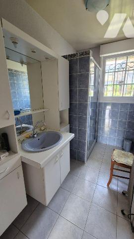 GORRON Centre : pavillon comprenant:
-Entrée surélevée, salon/séjour avec cheminée, cuisine am...