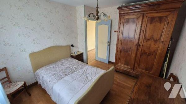 GORRON Centre : pavillon comprenant:
-Entrée surélevée, salon/séjour avec cheminée, cuisine am...