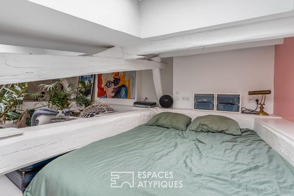 Dernier étage sous les toits repensé par architecte dans le Haut Marais