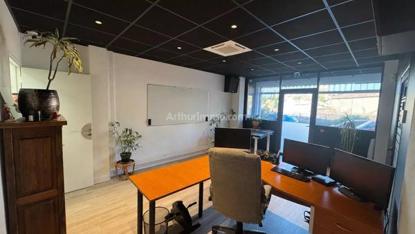 Vente                                                      Bureau
                        
                     4 pièces                      102 m2                     à Draguignan