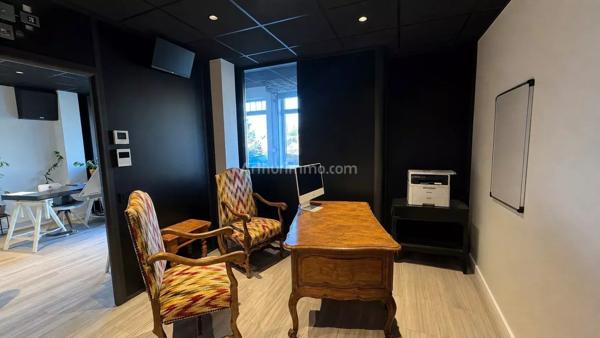 Vente                                                      Bureau
                        
                     4 pièces                      102 m2                     à Draguignan