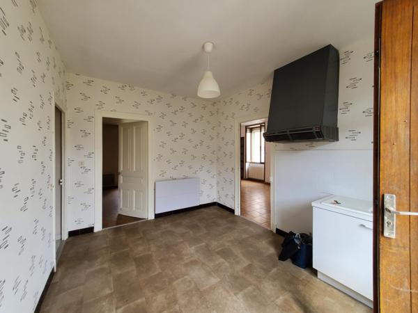 Spacieuse maison de ville mitoyenne bâtie sur cave voutée avec terrain de 400m2, un garage et une cour