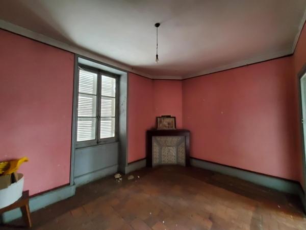 Spacieuse maison de ville mitoyenne bâtie sur cave voutée avec terrain de 400m2, un garage et une cour