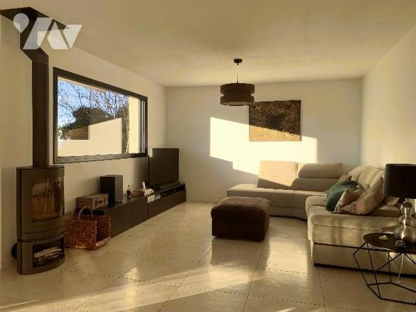 Maison contemporaine de 110 m² construite en 2016 sur un terrain de 542 m² à PUGNY-CHATENOD.