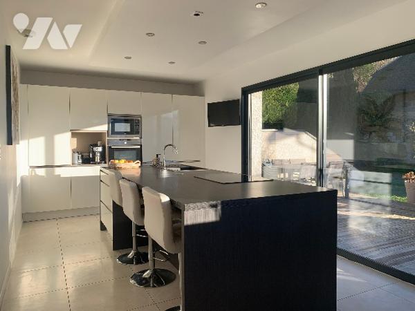 Maison contemporaine de 110 m² construite en 2016 sur un terrain de 542 m² à PUGNY-CHATENOD.