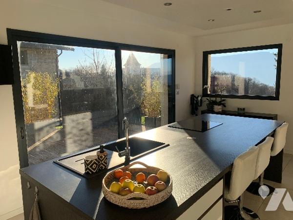 Maison contemporaine de 110 m² construite en 2016 sur un terrain de 542 m² à PUGNY-CHATENOD.