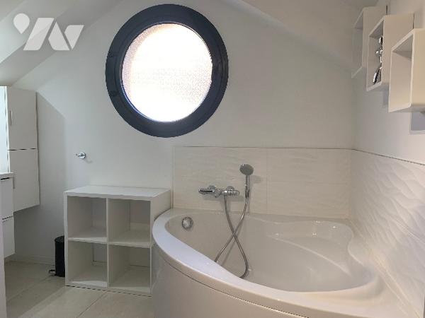 Maison contemporaine de 110 m² construite en 2016 sur un terrain de 542 m² à PUGNY-CHATENOD.