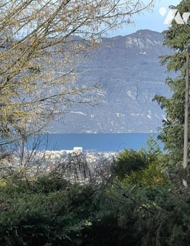 Maison contemporaine de 110 m² construite en 2016 sur un terrain de 542 m² à PUGNY-CHATENOD.