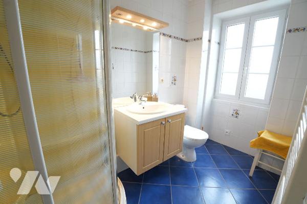 Maison familiale jusqu'à 5 chambres, avec charme de l'ancien, extension moderne et double garage.