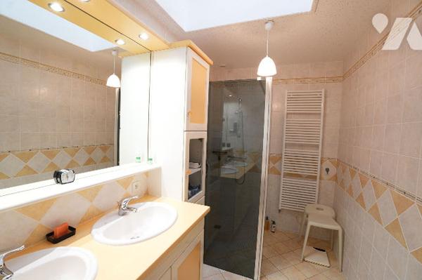 Maison familiale jusqu'à 5 chambres, avec charme de l'ancien, extension moderne et double garage.