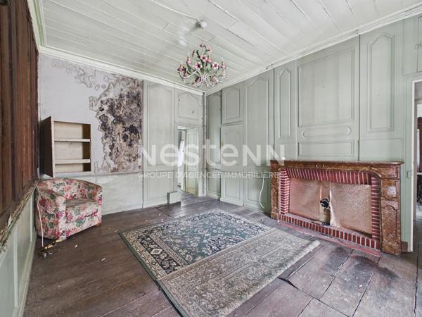 A vendre à Vic-sur-Cère, à 20 minutes d'Aurillac, Maison de village en pierre de type 7, à rénover.