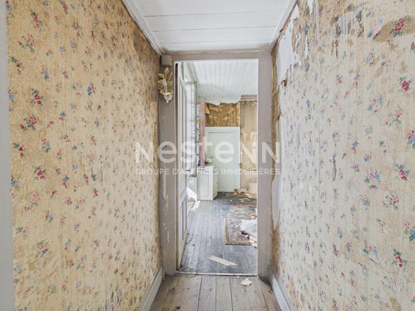 A vendre à Vic-sur-Cère, à 20 minutes d'Aurillac, Maison de village en pierre de type 7, à rénover.