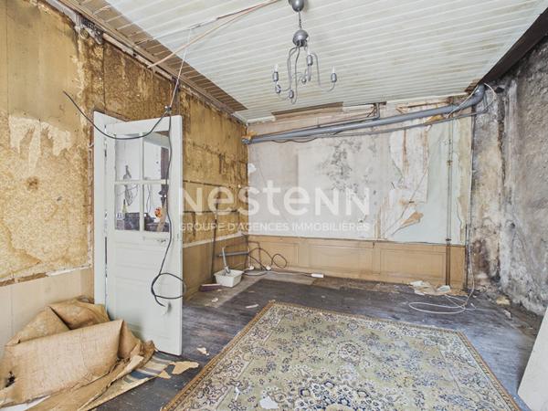 A vendre à Vic-sur-Cère, à 20 minutes d'Aurillac, Maison de village en pierre de type 7, à rénover.
