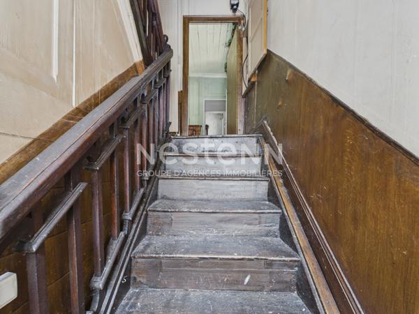 A vendre à Vic-sur-Cère, à 20 minutes d'Aurillac, Maison de village en pierre de type 7, à rénover.