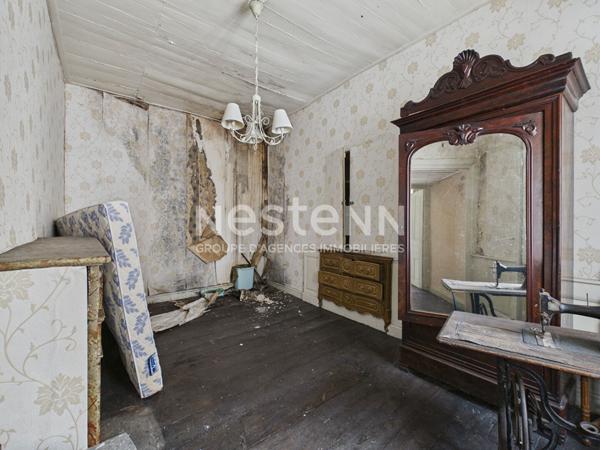 A vendre à Vic-sur-Cère, à 20 minutes d'Aurillac, Maison de village en pierre de type 7, à rénover.