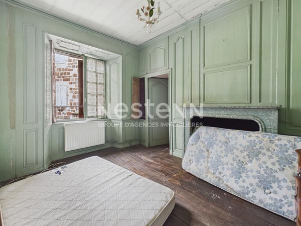 A vendre à Vic-sur-Cère, à 20 minutes d'Aurillac, Maison de village en pierre de type 7, à rénover.