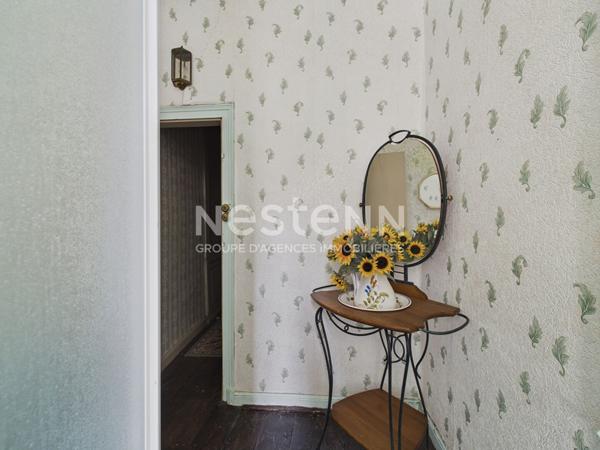 A vendre à Vic-sur-Cère, à 20 minutes d'Aurillac, Maison de village en pierre de type 7, à rénover.