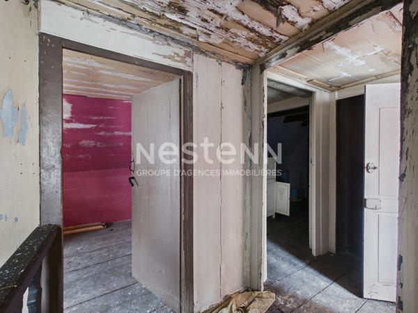 A vendre à Vic-sur-Cère, à 20 minutes d'Aurillac, Maison de village en pierre de type 7, à rénover.