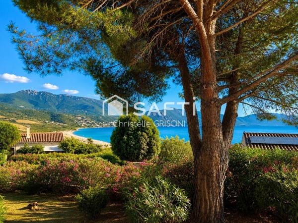 Villa de charme bord de mer au Golfe de Lava .