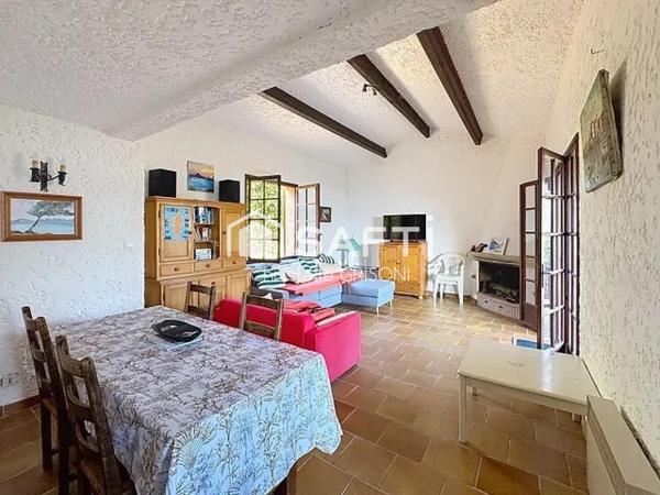 Villa de charme bord de mer au Golfe de Lava .