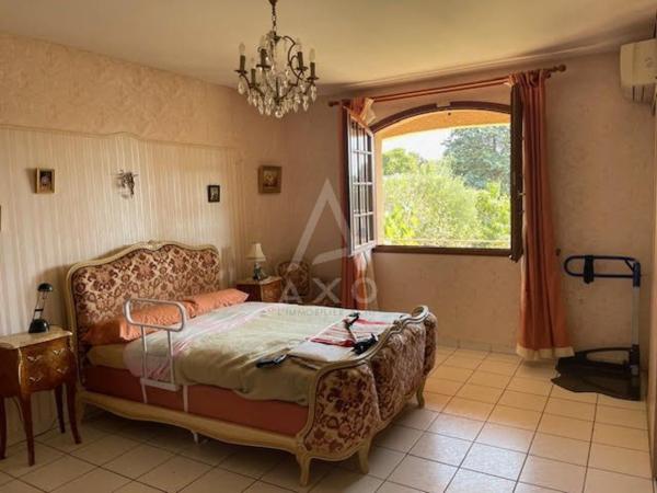 VILLA TRADITIONNELLE 140 M² SOUS SOL 80 M² SUR 779 M² JARDIN