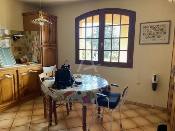 VILLA TRADITIONNELLE 140 M² SOUS SOL 80 M² SUR 779 M² JARDIN