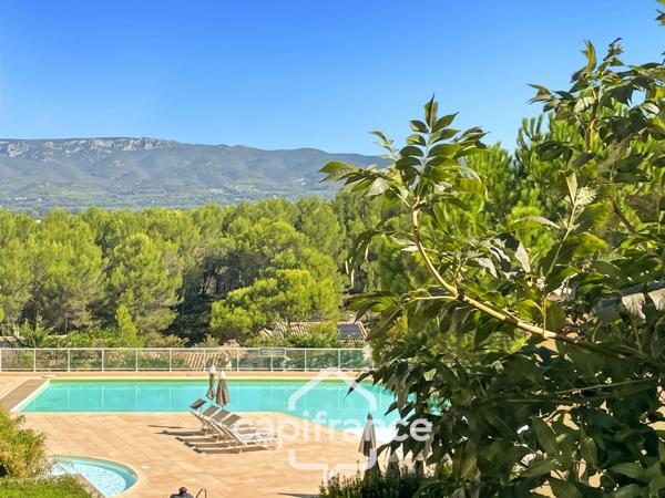 DOMAINE DE PONT ROYAL, maison  de 45 m2 avec vue dégagée , élevée d'un étage, 2 chambres, mitoyenne d'un seul côté, piscine privative, emplacement numéroté pour véhicule