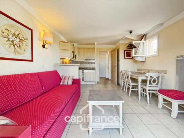 DOMAINE DE PONT ROYAL, maison  de 45 m2 avec vue dégagée , élevée d'un étage, 2 chambres, mitoyenne d'un seul côté, piscine privative, emplacement numéroté pour véhicule