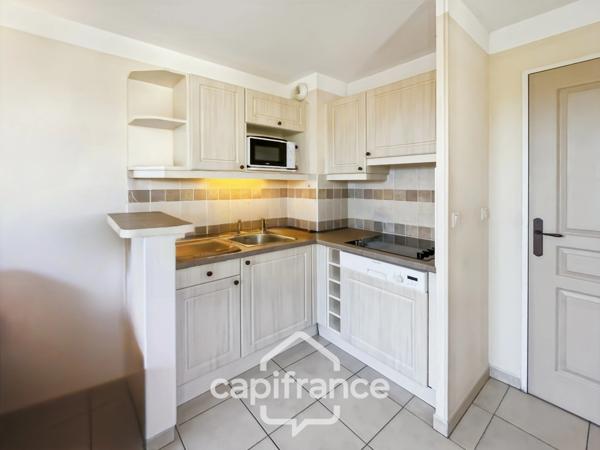 DOMAINE DE PONT ROYAL, maison  de 45 m2 avec vue dégagée , élevée d'un étage, 2 chambres, mitoyenne d'un seul côté, piscine privative, emplacement numéroté pour véhicule