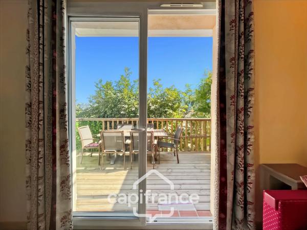 DOMAINE DE PONT ROYAL, maison  de 45 m2 avec vue dégagée , élevée d'un étage, 2 chambres, mitoyenne d'un seul côté, piscine privative, emplacement numéroté pour véhicule