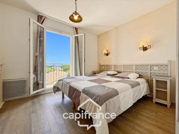 DOMAINE DE PONT ROYAL, maison  de 45 m2 avec vue dégagée , élevée d'un étage, 2 chambres, mitoyenne d'un seul côté, piscine privative, emplacement numéroté pour véhicule