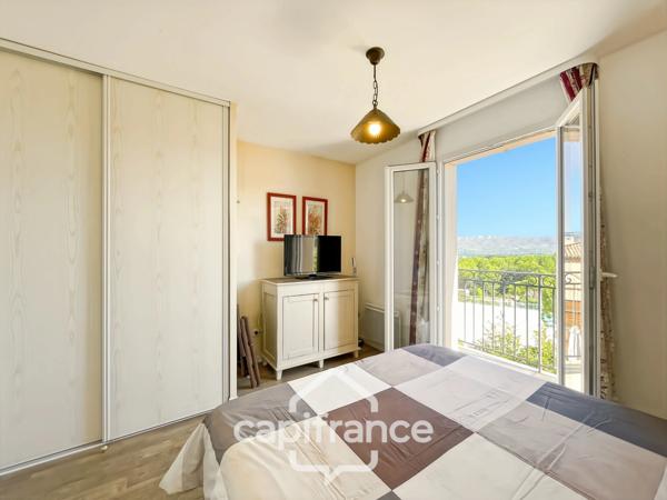 DOMAINE DE PONT ROYAL, maison  de 45 m2 avec vue dégagée , élevée d'un étage, 2 chambres, mitoyenne d'un seul côté, piscine privative, emplacement numéroté pour véhicule