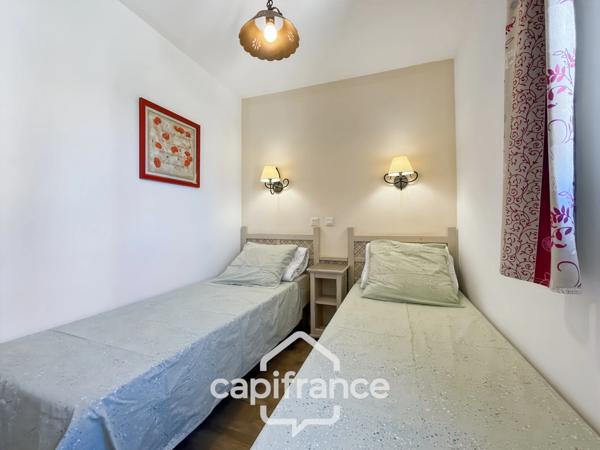DOMAINE DE PONT ROYAL, maison  de 45 m2 avec vue dégagée , élevée d'un étage, 2 chambres, mitoyenne d'un seul côté, piscine privative, emplacement numéroté pour véhicule