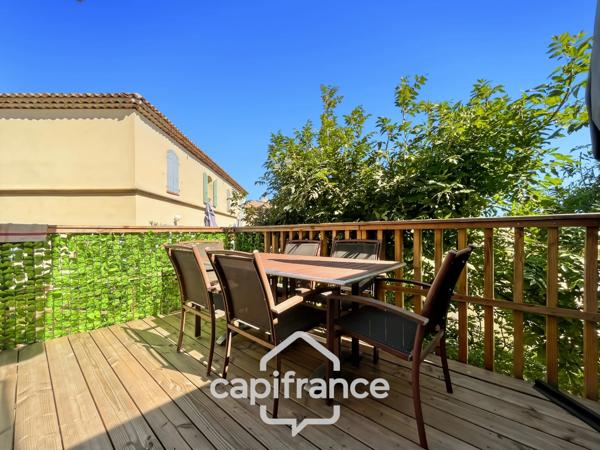 DOMAINE DE PONT ROYAL, maison  de 45 m2 avec vue dégagée , élevée d'un étage, 2 chambres, mitoyenne d'un seul côté, piscine privative, emplacement numéroté pour véhicule