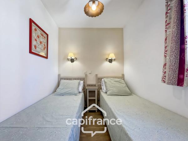 DOMAINE DE PONT ROYAL, maison  de 45 m2 avec vue dégagée , élevée d'un étage, 2 chambres, mitoyenne d'un seul côté, piscine privative, emplacement numéroté pour véhicule