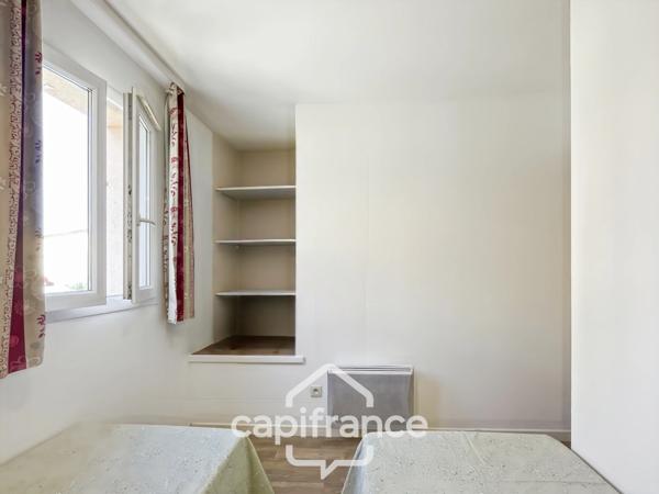 DOMAINE DE PONT ROYAL, maison  de 45 m2 avec vue dégagée , élevée d'un étage, 2 chambres, mitoyenne d'un seul côté, piscine privative, emplacement numéroté pour véhicule