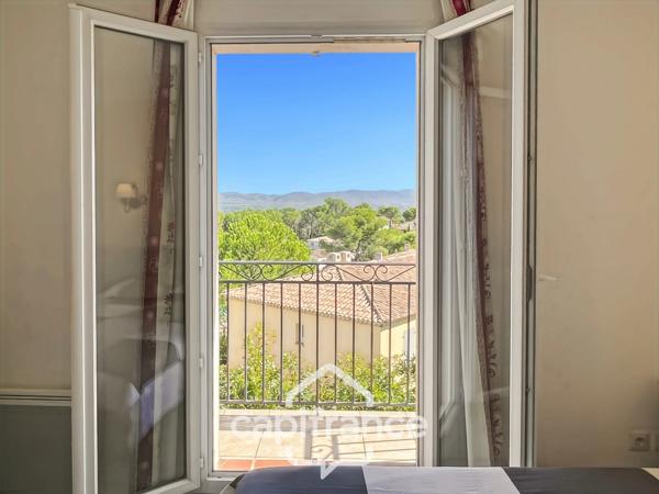 DOMAINE DE PONT ROYAL, maison  de 45 m2 avec vue dégagée , élevée d'un étage, 2 chambres, mitoyenne d'un seul côté, piscine privative, emplacement numéroté pour véhicule