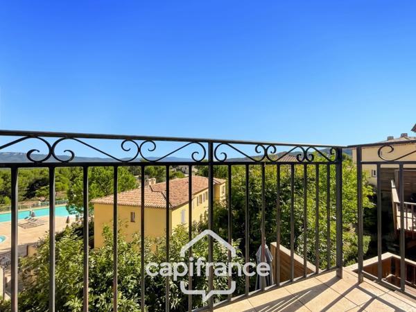 DOMAINE DE PONT ROYAL, maison  de 45 m2 avec vue dégagée , élevée d'un étage, 2 chambres, mitoyenne d'un seul côté, piscine privative, emplacement numéroté pour véhicule