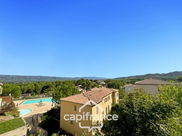 DOMAINE DE PONT ROYAL, maison  de 45 m2 avec vue dégagée , élevée d'un étage, 2 chambres, mitoyenne d'un seul côté, piscine privative, emplacement numéroté pour véhicule