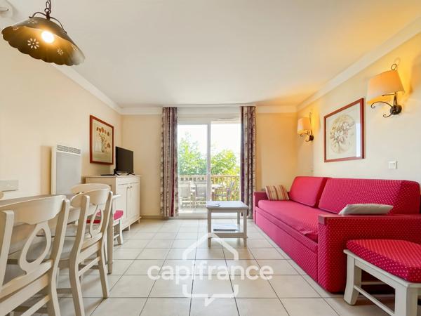 DOMAINE DE PONT ROYAL, maison  de 45 m2 avec vue dégagée , élevée d'un étage, 2 chambres, mitoyenne d'un seul côté, piscine privative, emplacement numéroté pour véhicule