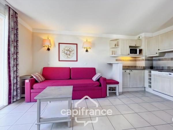 DOMAINE DE PONT ROYAL, maison  de 45 m2 avec vue dégagée , élevée d'un étage, 2 chambres, mitoyenne d'un seul côté, piscine privative, emplacement numéroté pour véhicule