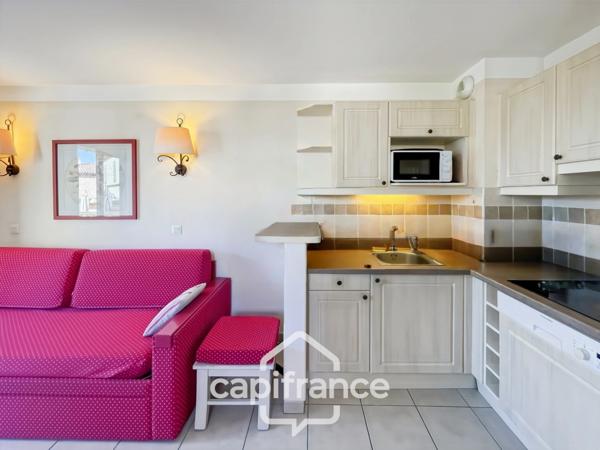 DOMAINE DE PONT ROYAL, maison  de 45 m2 avec vue dégagée , élevée d'un étage, 2 chambres, mitoyenne d'un seul côté, piscine privative, emplacement numéroté pour véhicule