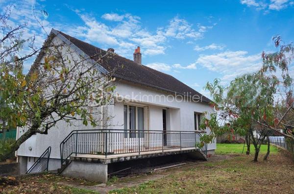 Maison située en périphérie immédiate du centre-ville, à proximité des commerces, de la gare et du pôle santé. Cette maison bénéficie d'un emplacement pratique pour le quotidien.
Elle se compose d'une entrée qui distribue un séjour/salon, une cuisine, deux chambres, une salle de bain, un WC. 
Vous profiterez également d'un sous-sol complet offrant de belles capacités  de stockage, d'atelier, de garage ou d'aménagement complémentaire.
A L'étage, un grenier complet aménageable avec accès intérieur représente un véritable potentiel d'agrandissement selon vos projets.
L'ensemble est implanté sur un terrain clos d'environ 730 m2
Une maison fonctionnelle offrant de nombreuses possibilités d'évolution.