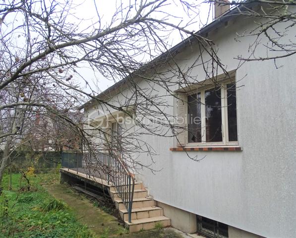 Maison située en périphérie immédiate du centre-ville, à proximité des commerces, de la gare et du pôle santé. Cette maison bénéficie d'un emplacement pratique pour le quotidien.
Elle se compose d'une entrée qui distribue un séjour/salon, une cuisine, deux chambres, une salle de bain, un WC. 
Vous profiterez également d'un sous-sol complet offrant de belles capacités  de stockage, d'atelier, de garage ou d'aménagement complémentaire.
A L'étage, un grenier complet aménageable avec accès intérieur représente un véritable potentiel d'agrandissement selon vos projets.
L'ensemble est implanté sur un terrain clos d'environ 730 m2
Une maison fonctionnelle offrant de nombreuses possibilités d'évolution.