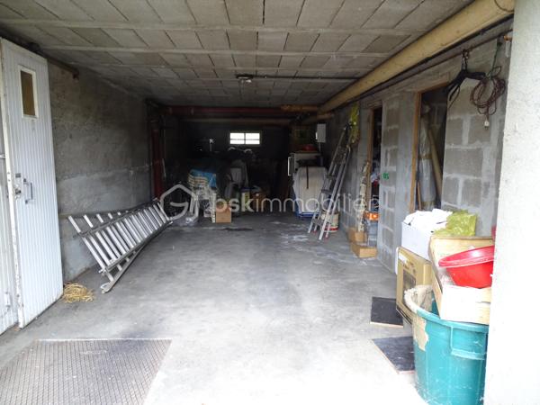 Maison située en périphérie immédiate du centre-ville, à proximité des commerces, de la gare et du pôle santé. Cette maison bénéficie d'un emplacement pratique pour le quotidien.
Elle se compose d'une entrée qui distribue un séjour/salon, une cuisine, deux chambres, une salle de bain, un WC. 
Vous profiterez également d'un sous-sol complet offrant de belles capacités  de stockage, d'atelier, de garage ou d'aménagement complémentaire.
A L'étage, un grenier complet aménageable avec accès intérieur représente un véritable potentiel d'agrandissement selon vos projets.
L'ensemble est implanté sur un terrain clos d'environ 730 m2
Une maison fonctionnelle offrant de nombreuses possibilités d'évolution.