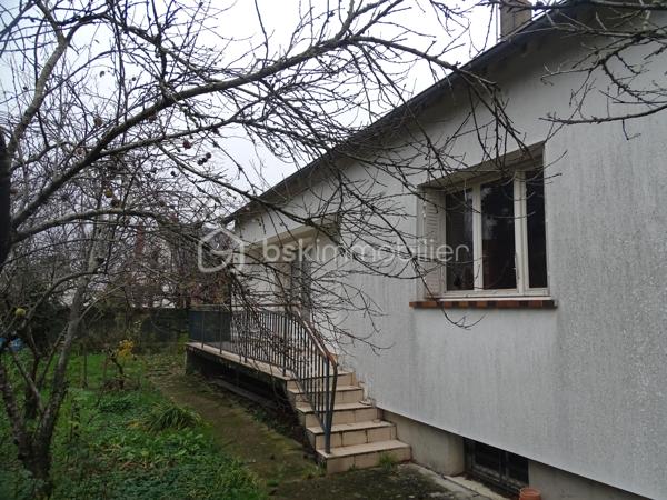 Maison située en périphérie immédiate du centre-ville, à proximité des commerces, de la gare et du pôle santé. Cette maison bénéficie d'un emplacement pratique pour le quotidien.
Elle se compose d'une entrée qui distribue un séjour/salon, une cuisine, deux chambres, une salle de bain, un WC. 
Vous profiterez également d'un sous-sol complet offrant de belles capacités  de stockage, d'atelier, de garage ou d'aménagement complémentaire.
A L'étage, un grenier complet aménageable avec accès intérieur représente un véritable potentiel d'agrandissement selon vos projets.
L'ensemble est implanté sur un terrain clos d'environ 730 m2
Une maison fonctionnelle offrant de nombreuses possibilités d'évolution.